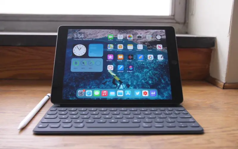 Dai un'occhiata all'iPad di ottava generazione da $ 329 di Apple (unboxing + primo video pratico)