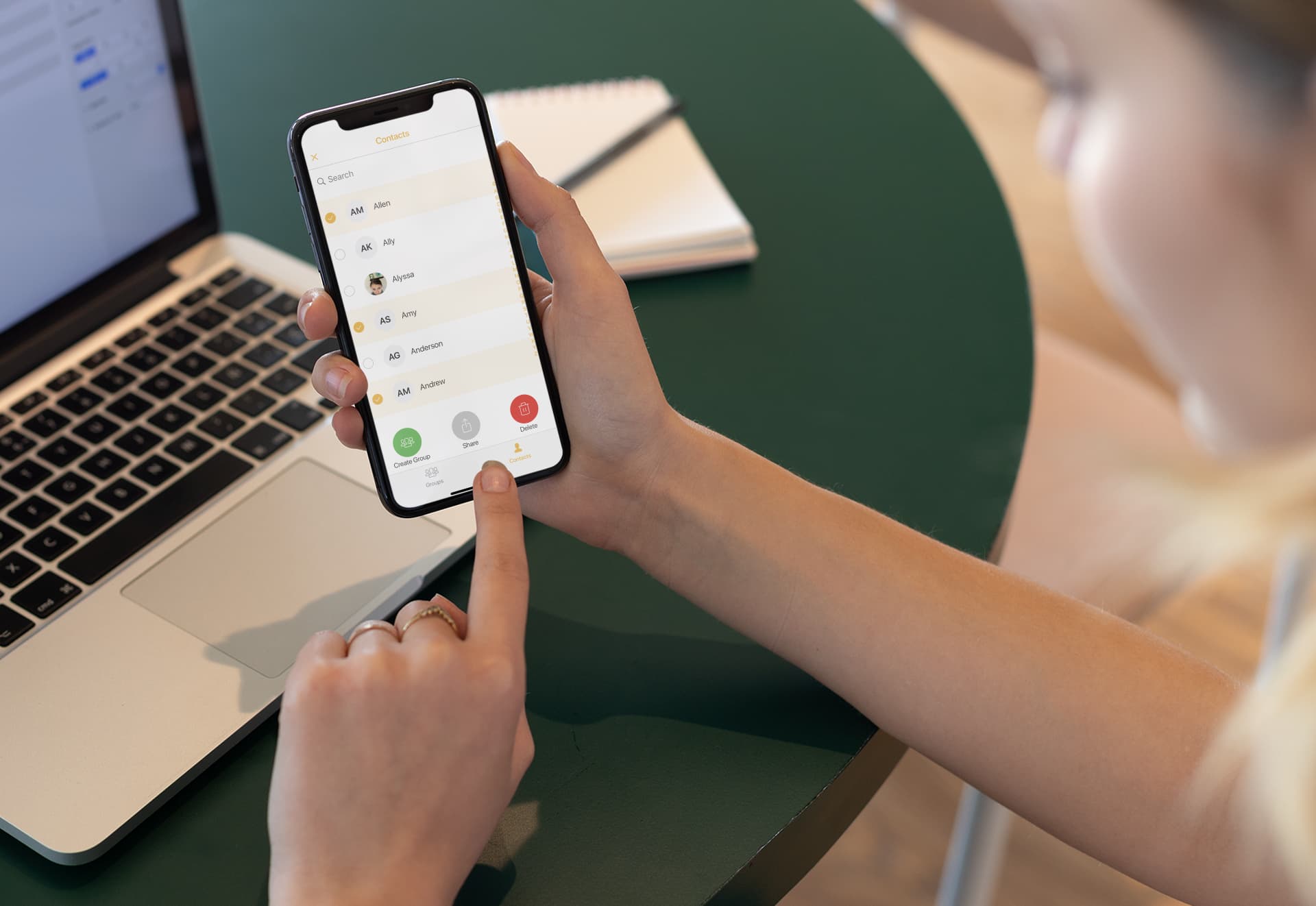 Come eliminare più contatti Donna che elimina più contatti sul suo iPhone