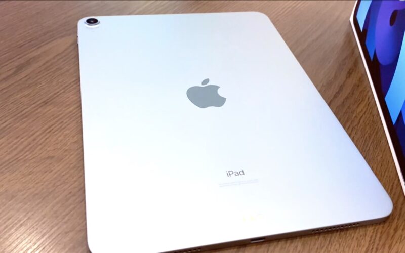 Ecco il tuo primo video unboxing del nuovo iPad Air 4 di Apple in Sky Blue