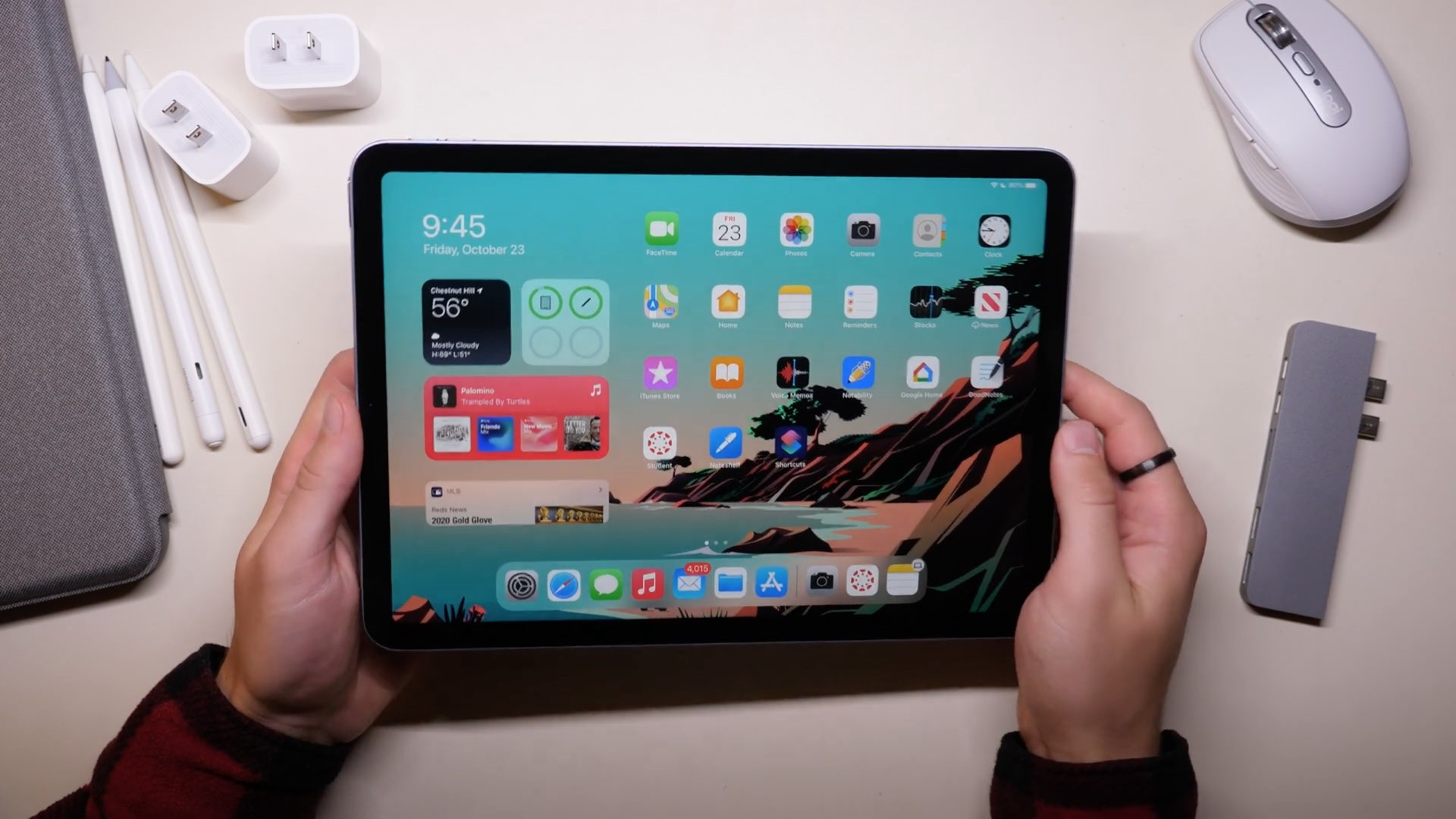 Una foto che mostra un iPad Air 4 tenuto in mano