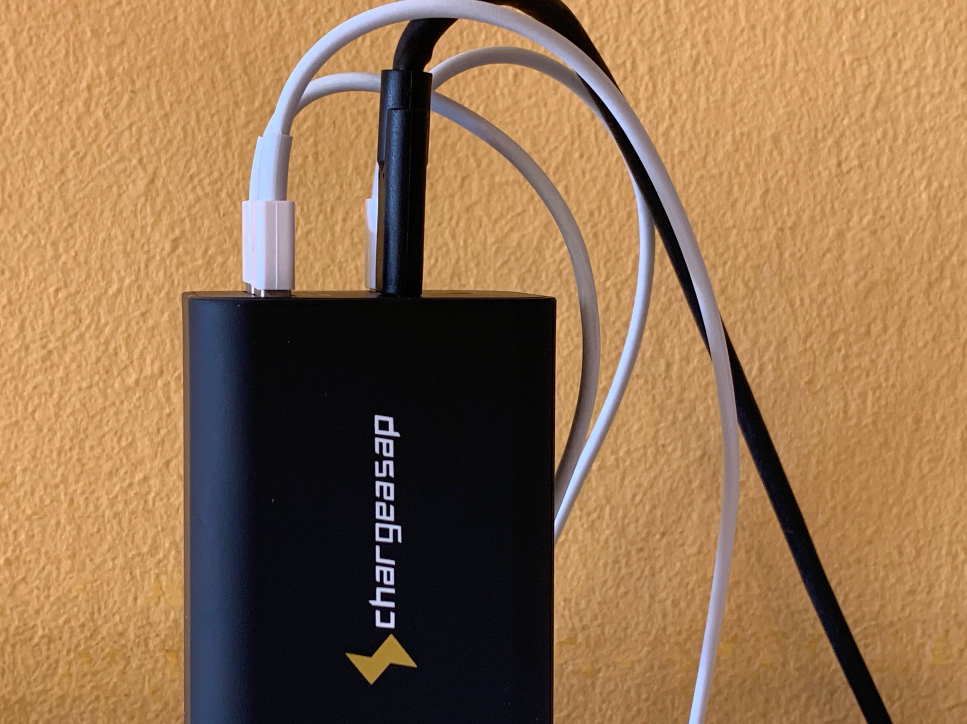 Caricabatterie Chargeasap Omega - Adattatore da 200 W in uso, con cavi collegati a tutte e quattro le porte