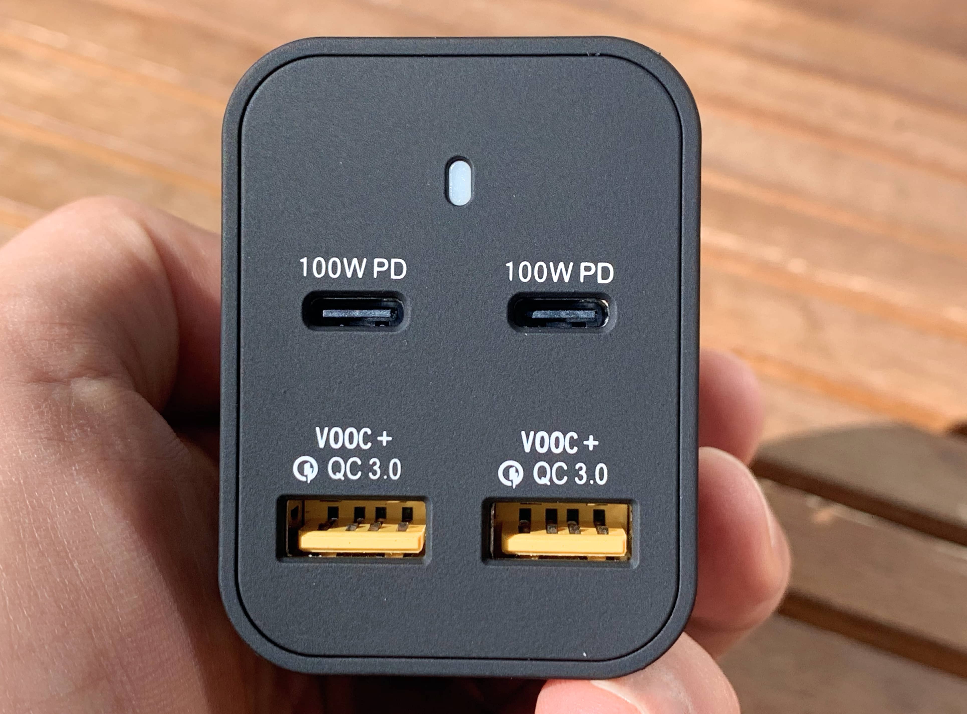 Caricabatterie Chargeasap Omega: adattatore da 200 W con due porte USB-C da 100 W ciascuna e due porte USB-A da 22,5 W ciascuna