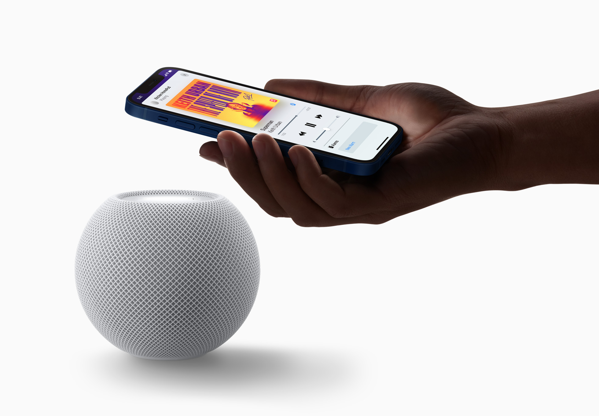 Suono surround Apple TV: un HomePod mini mostrato mentre riproduce musica