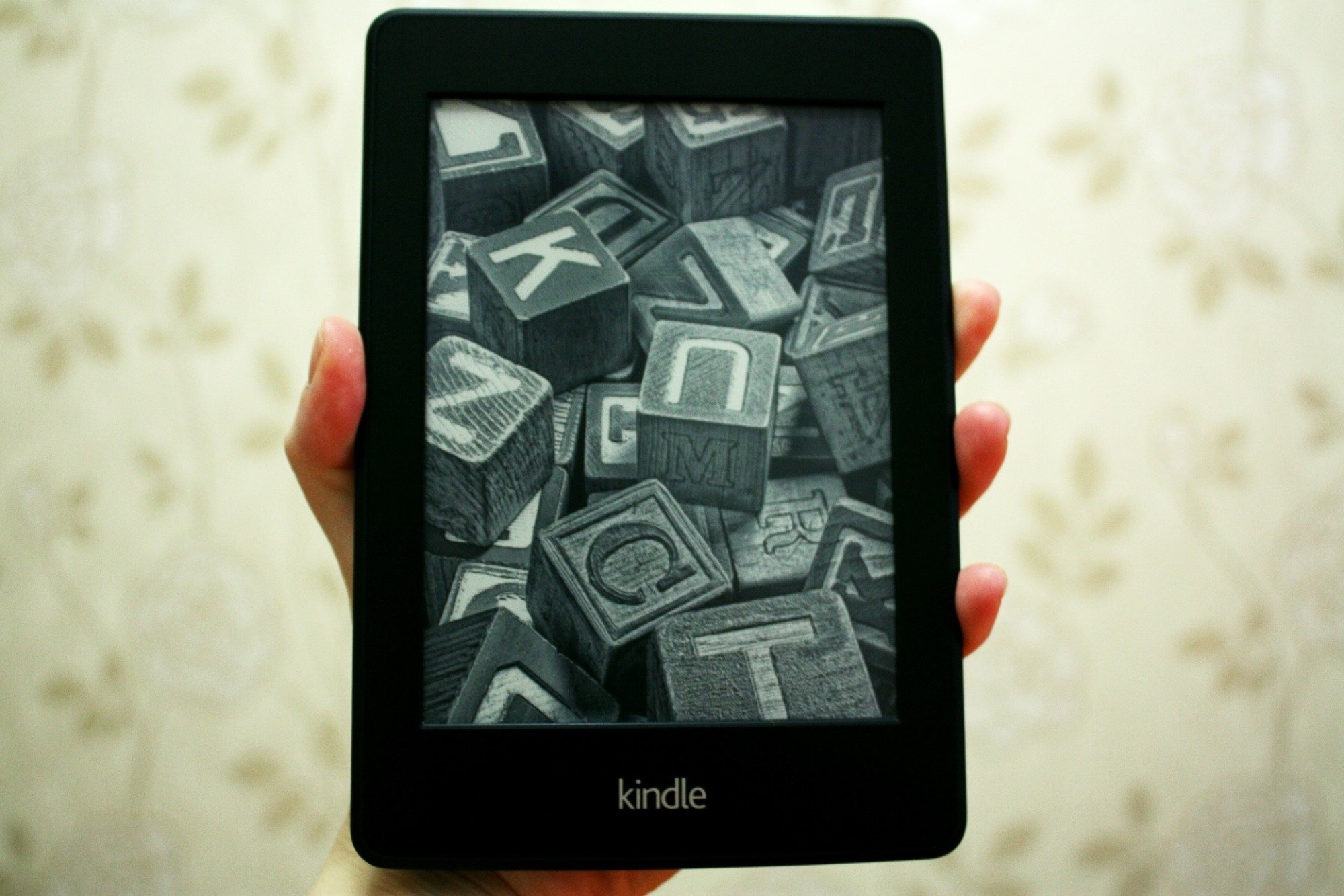 Con in mano un Kindle Paperwhite