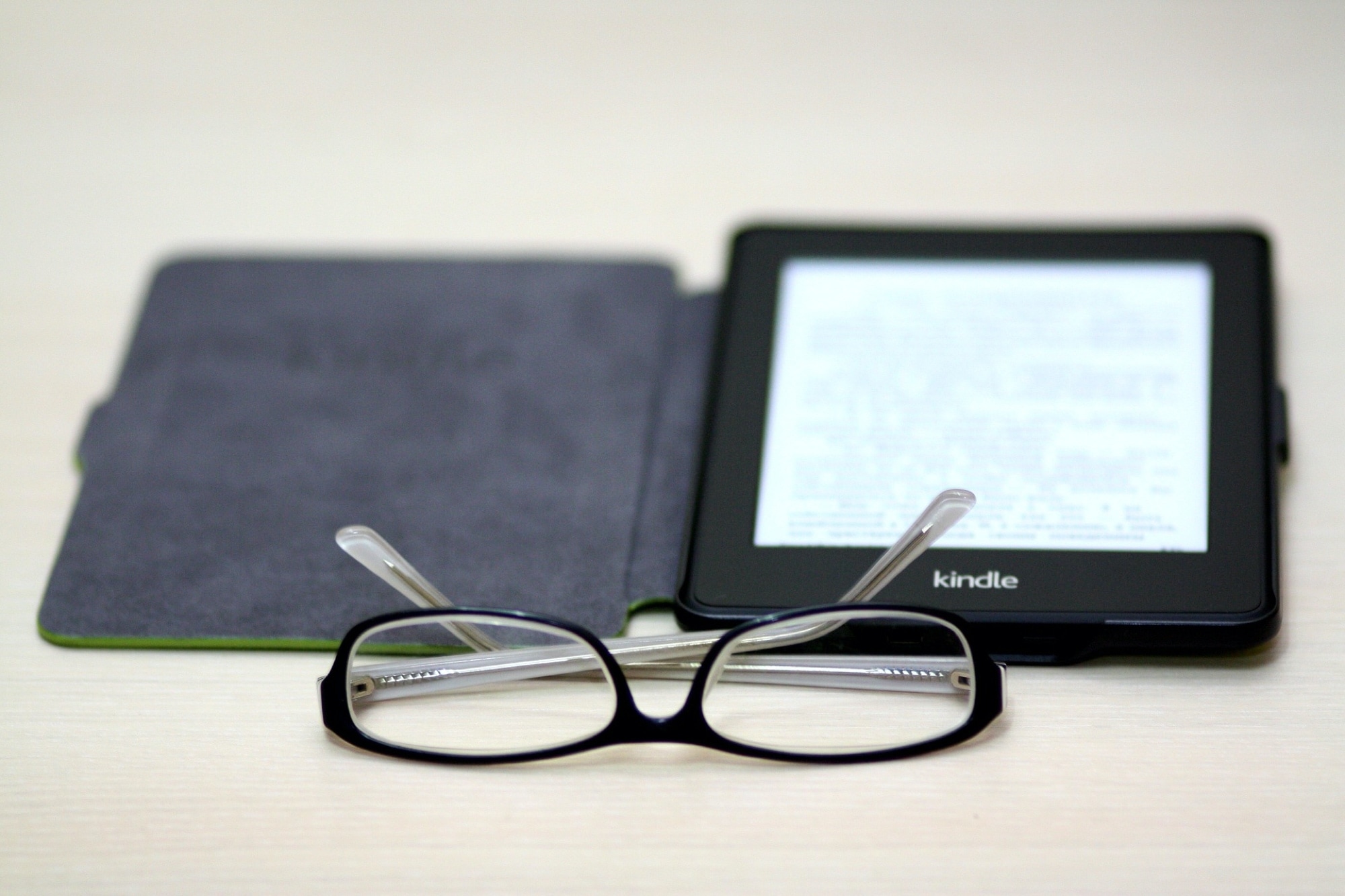 Amazon Kindle con occhiali da lettura