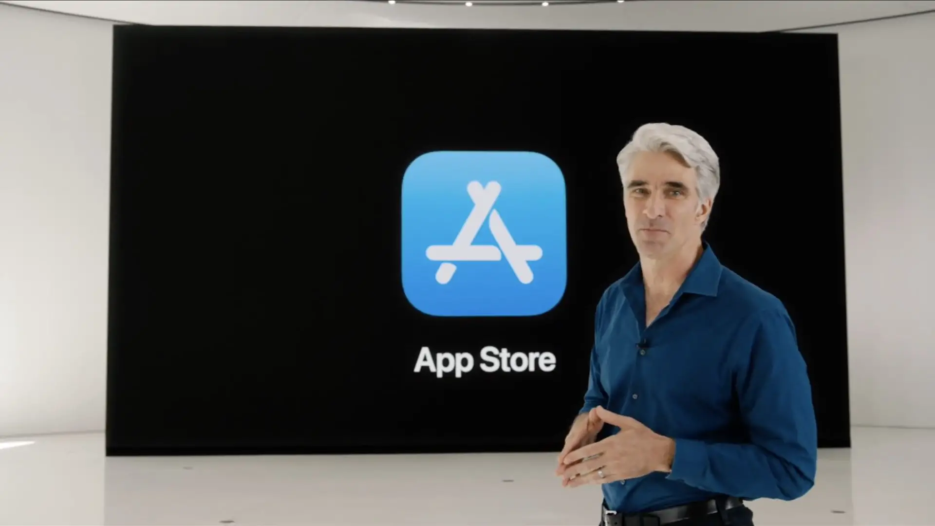 Slide WWDC 2020: Craig Federighi davanti allo schermo dell'App Store
