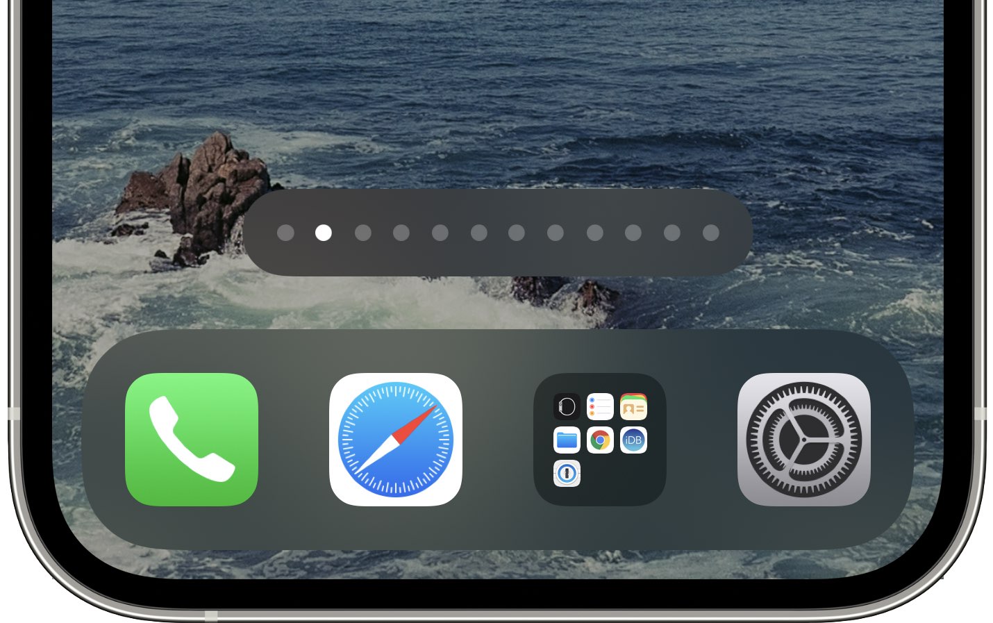 Uno screenshot dell'iPhone che mostra la schermata principale con i punti in basso