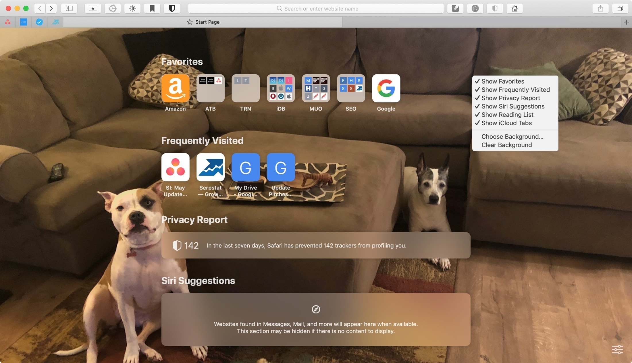 Uno screenshot del Mac che mostra la pagina iniziale di Safari con uno sfondo personalizzato e un menu di scelta rapida