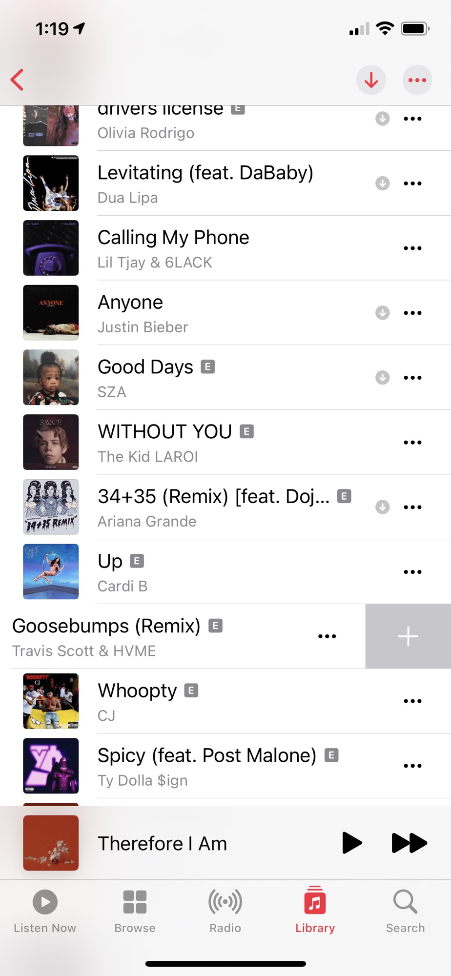 Uno screenshot dell'iPhone dell'app Musica in iOS 14.5 che mostra il nuovo menu in linea a tre punti con condivisione e altre opzioni