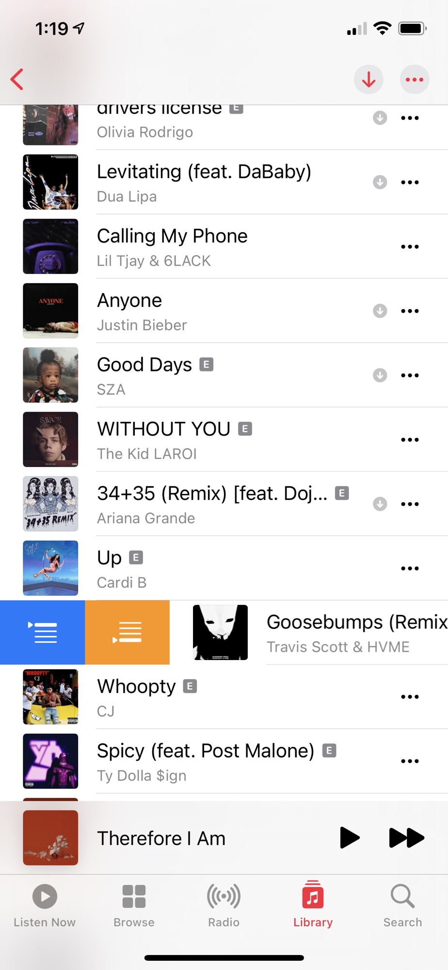 Uno screenshot per iPhone dell'app Music in iOS 14.5 che mostra la nuova azione di scorrimento per aggiungere brani alla coda Up Next