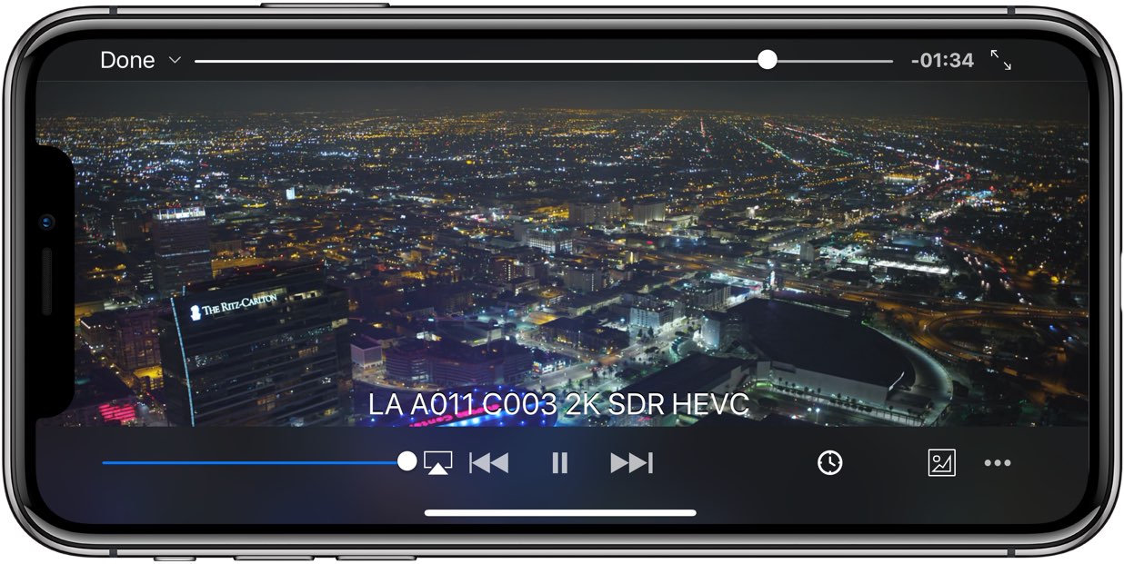 Uno screenshot che mostra il lettore multimediale VLC in esecuzione in modalità a schermo intero su un iPhone X con i controlli multimediali mostrati