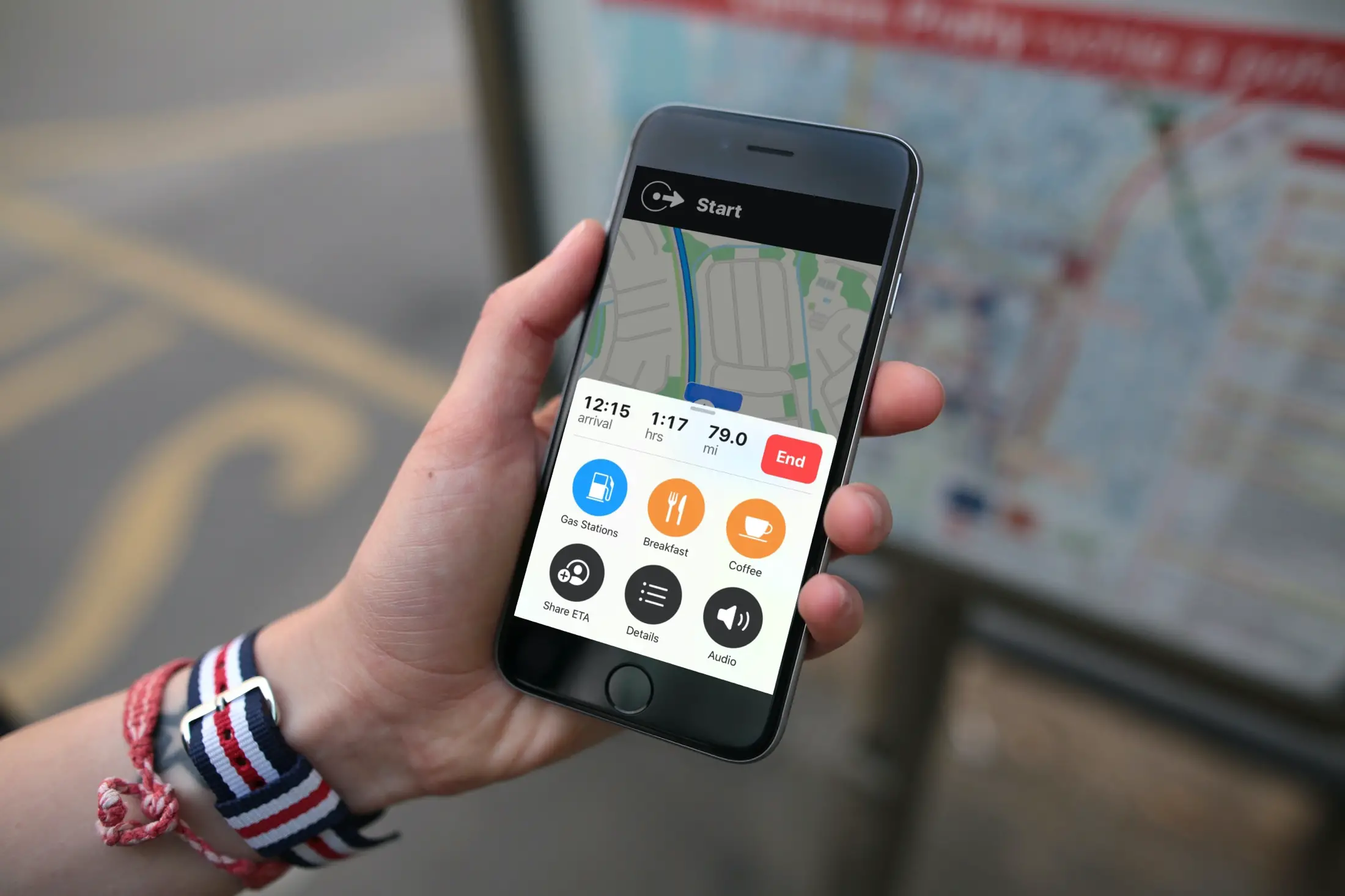 Un'immagine che mostra un iPhone tenuto in mano con l'app Apple Maps che mostra le fermate vicine