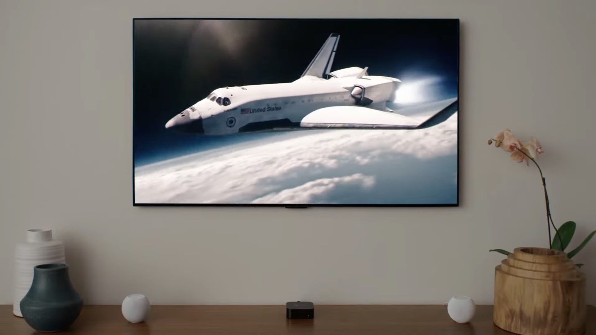 Un'immagine che mostra Apple TV 4K e due mini altoparlanti HomePod nella configurazione audio home theater