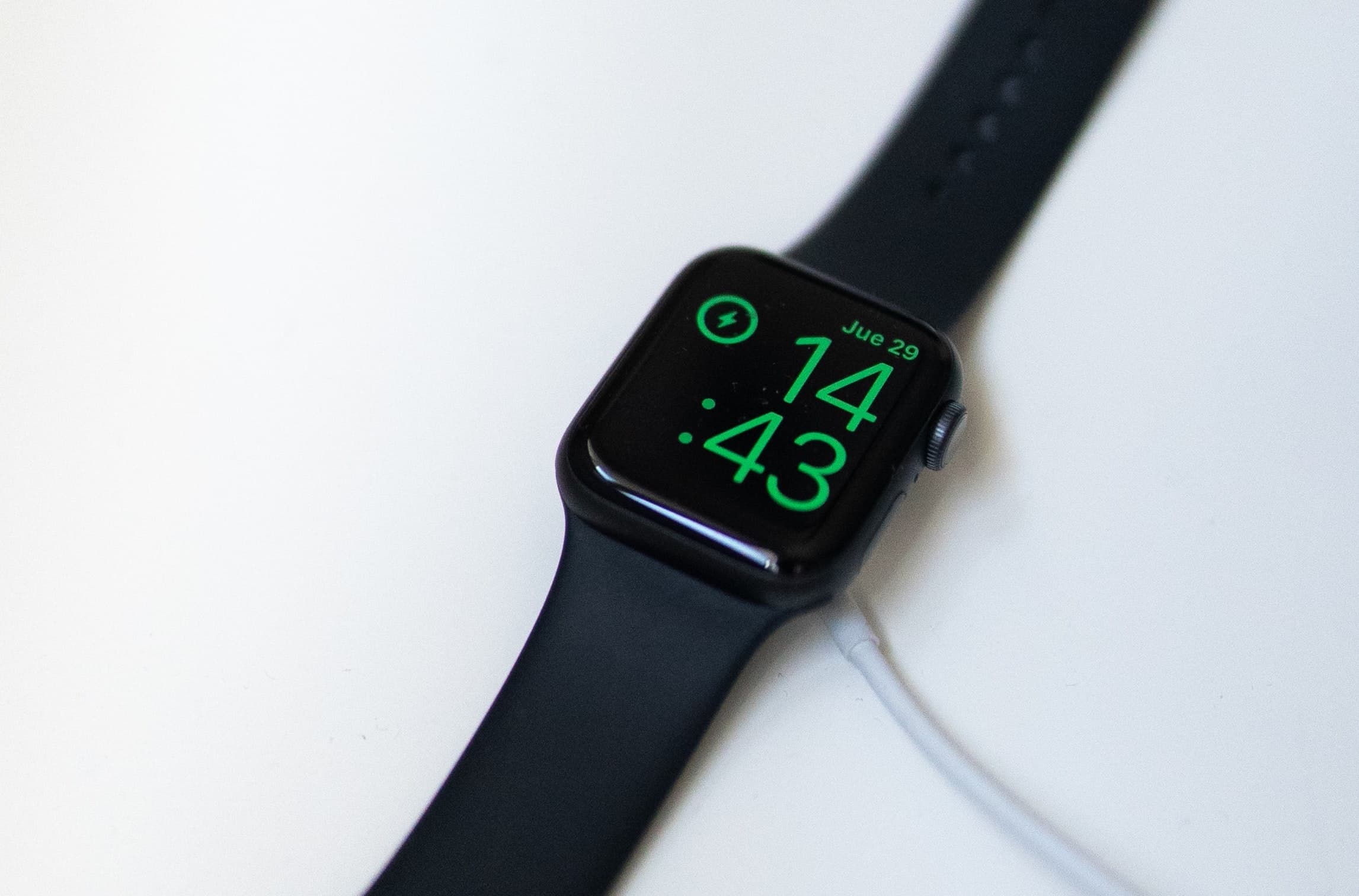 Apple Watch collegato al suo caricabatterie