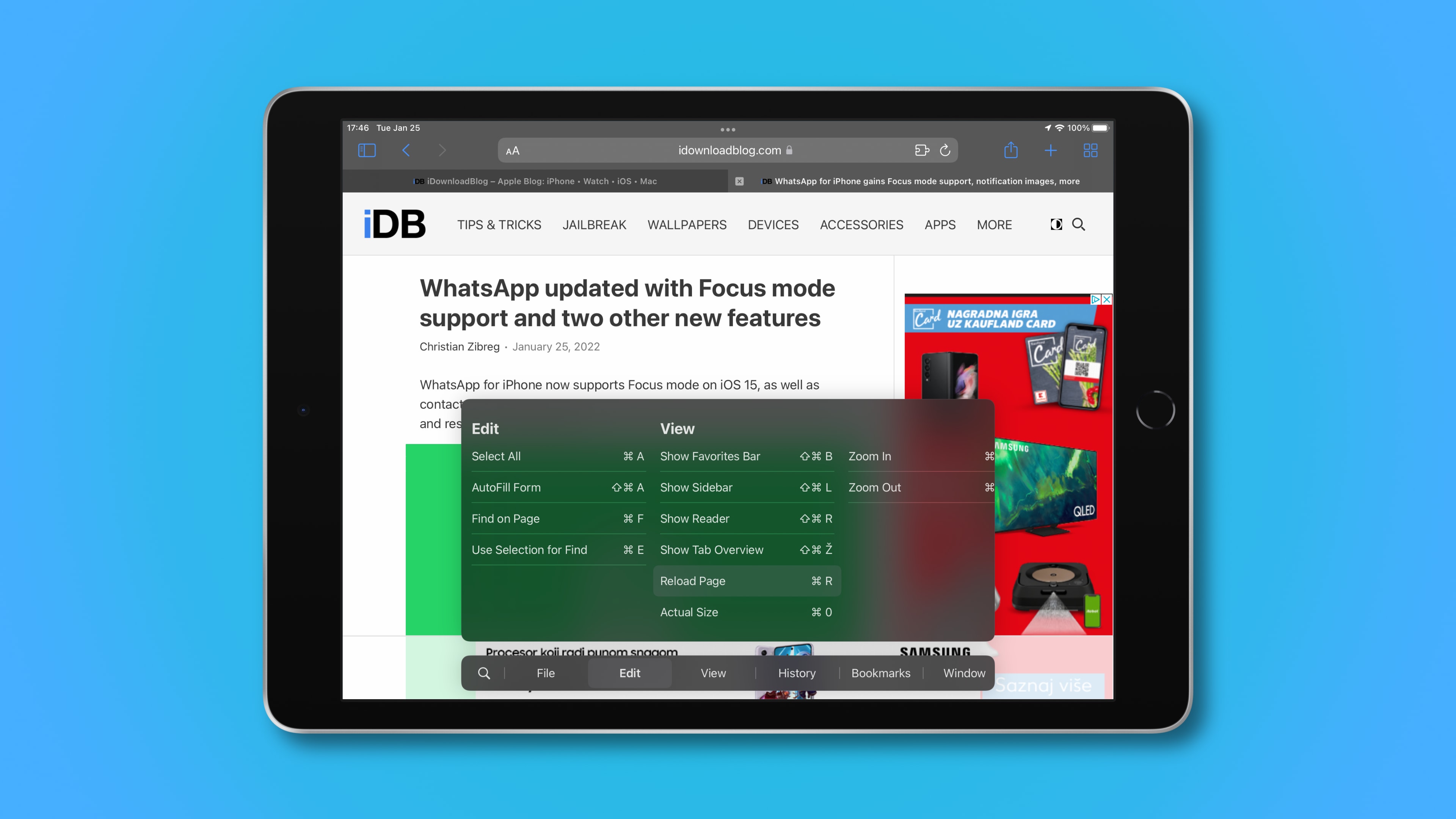 Screenshot del dispositivo iPad impostato su uno sfondo sfumato azzurro, che illustra il cheat sheet della tastiera in Safari con l'opzione Ricarica pagina evidenziata