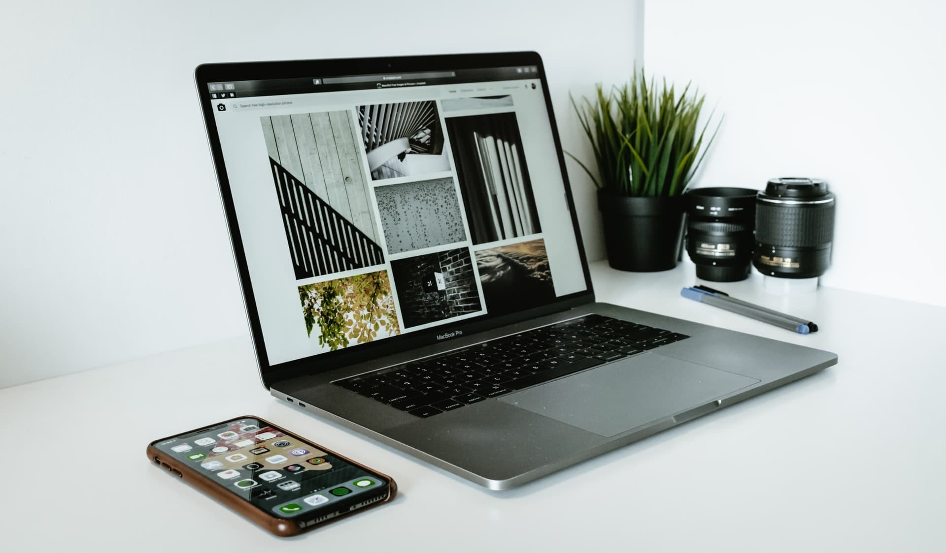 MacBook sul tavolo con un'app aperta