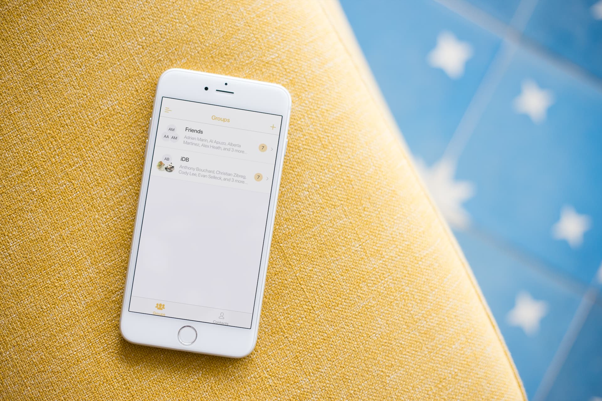 Crea gruppi di contatti su iPhone