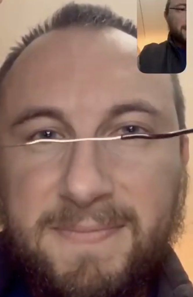 Correzione del contatto visivo FaceTime - esempio di occhiali