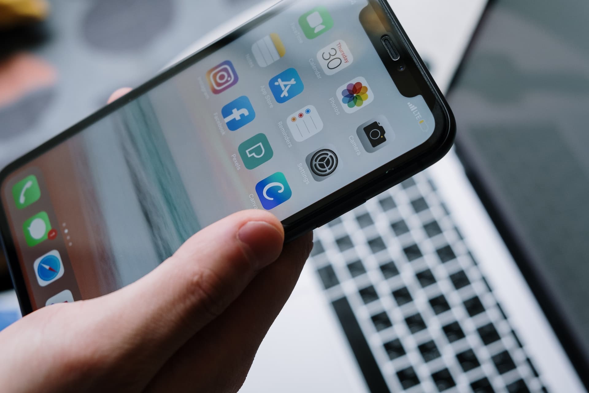 Tenendo iPhone con lo schermo sbloccato