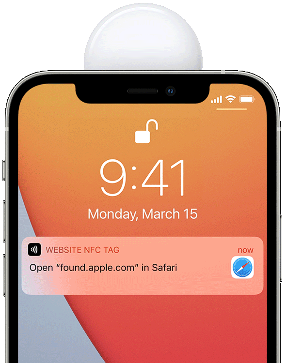 Un'immagine che mostra il lato bianco di un Apple AirTag tenuto nella parte superiore di un iPhone 12 con la notifica Trovato di Safari visualizzata sullo schermo