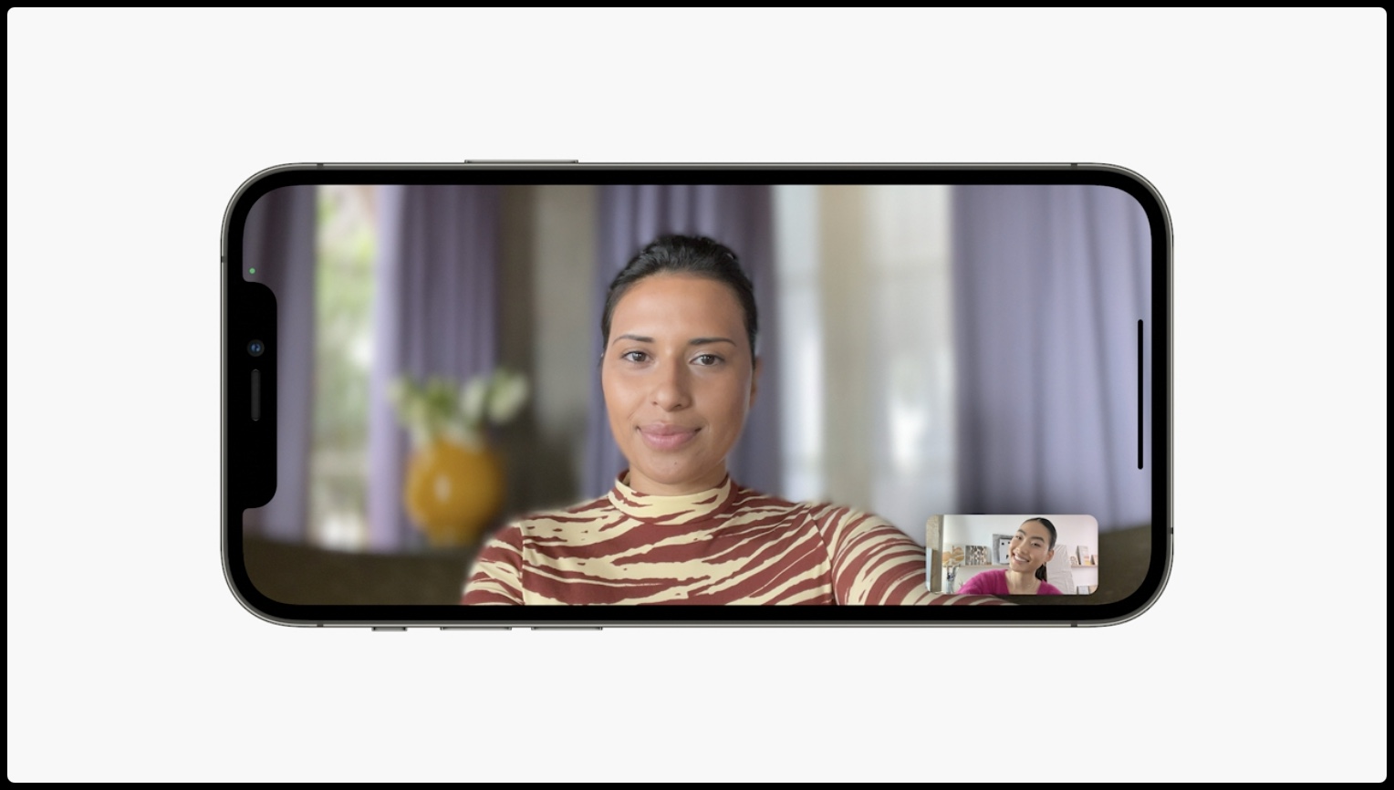 Un iPhone che mostra una donna sullo schermo dell'iPhone durante una videochiamata con lo sfondo sfocato