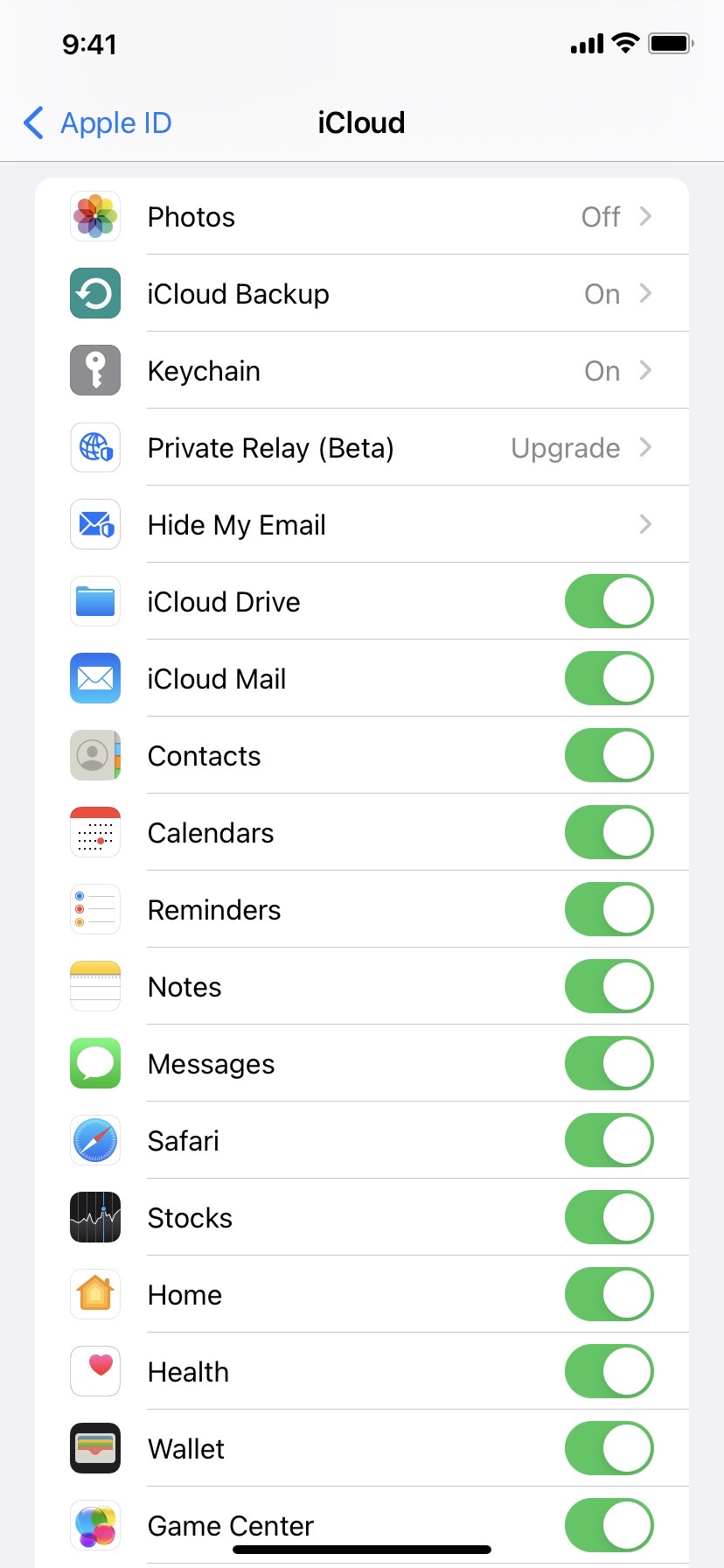 Impostazioni iCloud di iPhone con note, calendari, promemoria, password e altro abilitati
